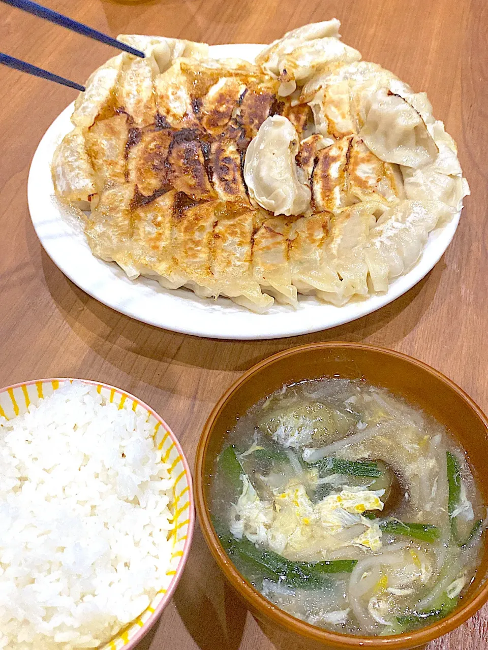 今日はコストコへお買い物。ブリ、サーモンのサクを買って、刺身にして冷凍。サバを買って下処理して冷凍。なかなか疲れたので、安くなってた冷凍餃子を焼いただけ＋茄子、にら、もやし、卵の中華スープ。こういう簡単なものほど子供が喜ぶ。。|りえはるさん