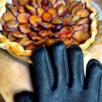 伝統的な毎年恒例のジュネーブペストリーDentō-tekina mainenkōrei no junēbupesutorī JEÛNE GENEVOIS / TARTE AUX PRUNEAUX|LNAさん