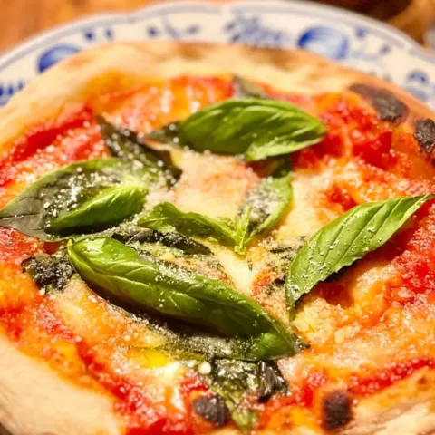 「ヤマサ 万能クッキングたれ Yummy! コリアンホット」を使ってみたSnapdishの料理・レシピ写真:王道のマルゲリータピッツァ👑