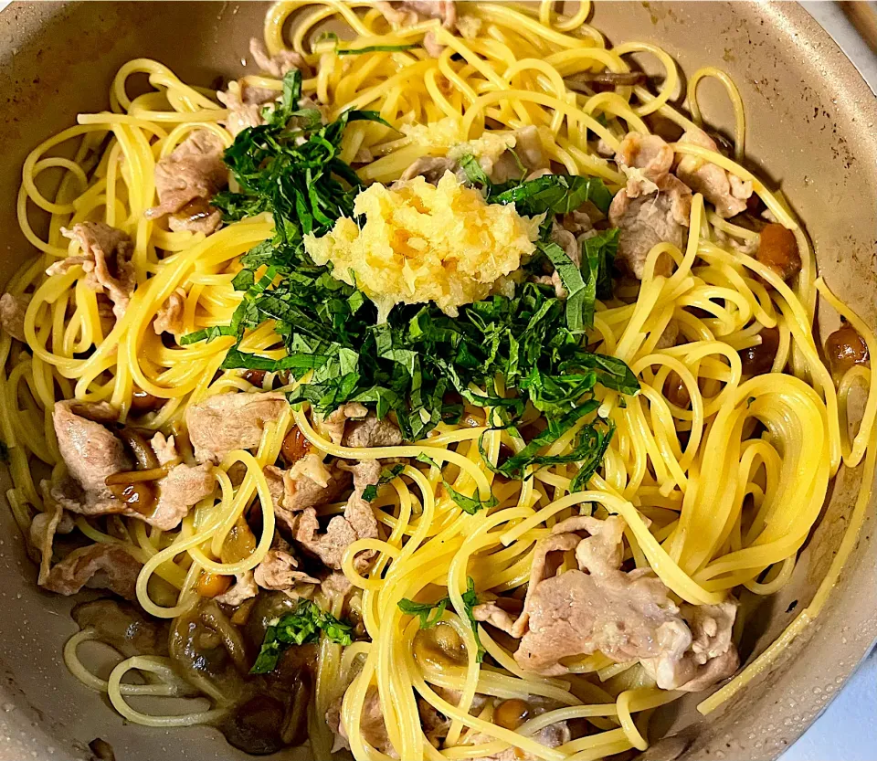 なめこと豚肉の生姜和風パスタ|コトコト煮つめますさん