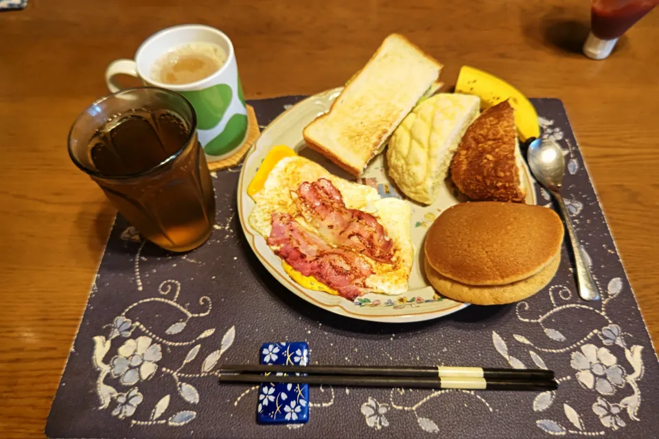トーストサンドイッチ、メロンパンとカレーパン、マロンパン、ベーコンエッグ、ホットコーヒー、六条麦茶、バナナ(朝ご飯)|enarinさん
