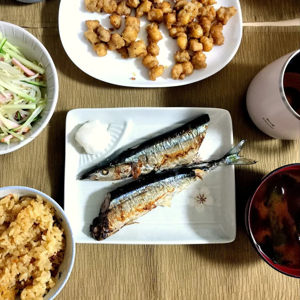 🌛*゜サンマ / 軟骨唐揚げ / サラダ / 味噌汁 / 鶏ゴボウ炊き込みご飯|Ayakaさん