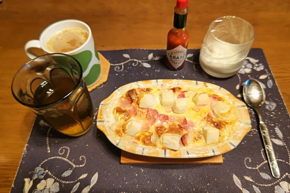3種チーズのオートミール餅グラタン、ホットコーヒー、六条麦茶、グラニュー糖入りヨーグルト(朝ご飯)|enarinさん