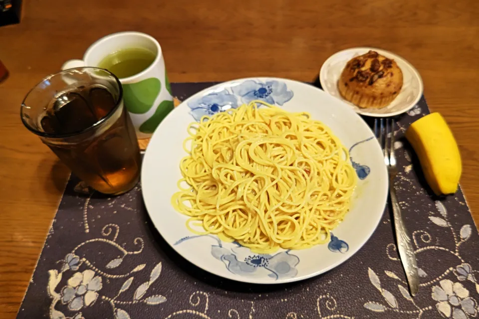 ペペロンチーノ、くるみ蒸しパン、熱い日本茶、バナナ(昼飯)|enarinさん