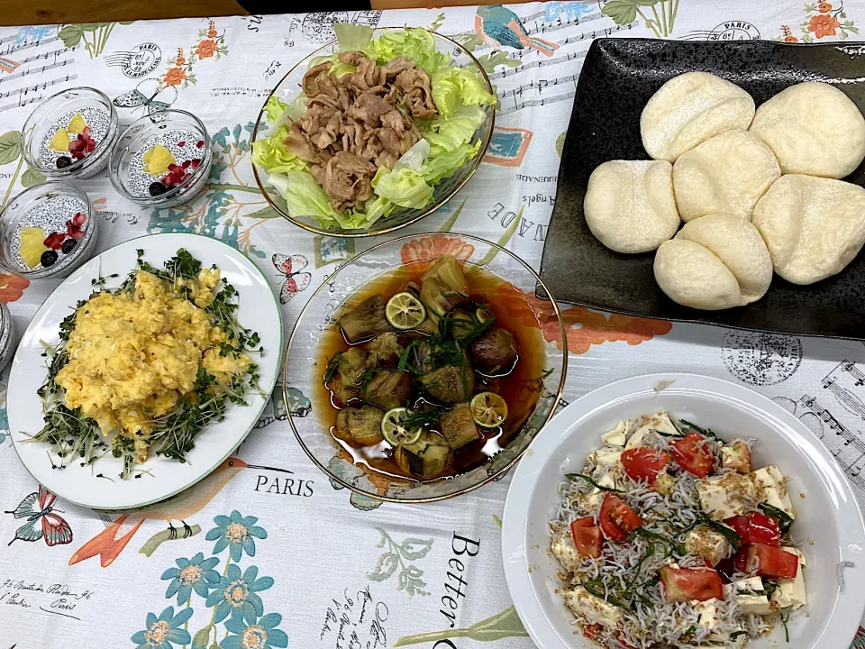 白パンand冷シャブサラダ・ナスの煮浸し・いぶりがっこのポテサラ・豆腐サラダ|yukko87cafeさん