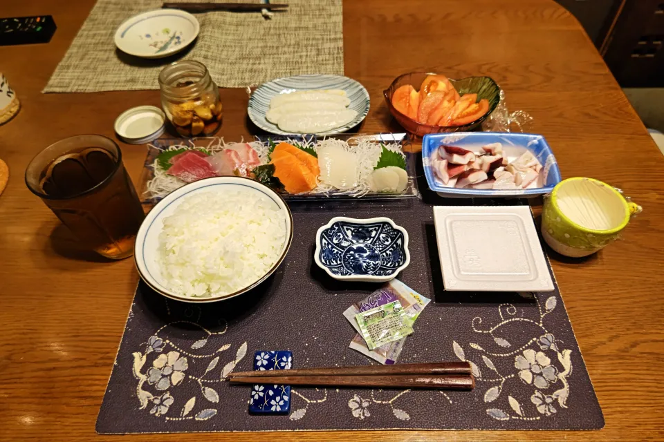 ご飯、刺身盛り合わせ、蒸しだこのぶつ切り、納豆、笹かまぼこ、黒酢漬けにんにく、トマト、六条麦茶、練乳かけ手作り牛乳プリン(夕飯)|enarinさん
