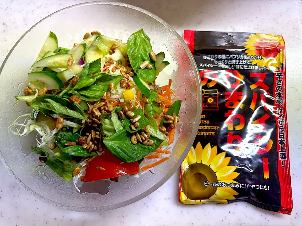 バジルとスパイシーひまわりの種サラダ|こっぷさん