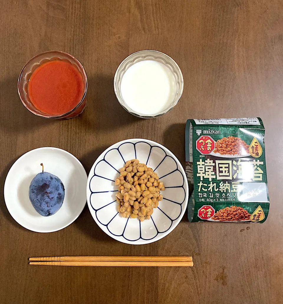 今日の朝ご飯　紅白ドリンクはいつも通り、果物も引き続きプルーン、納豆は今日から「金のつぶ 韓国海苔たれ納豆」になります|なびさん