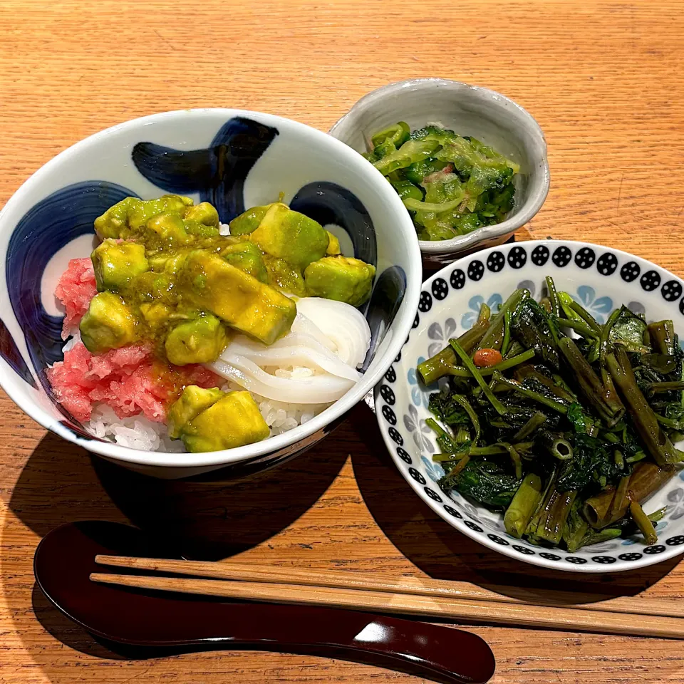 アボカドとネギトロ・イカの三色丼|ぶりぞうさん