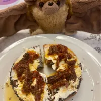 2025/9/12   天日ドライトマトと山羊のチーズの朝食　Sun-Dried Tomato & Goat Cheese Breakfast Bagel