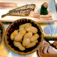 今が旬の塩ゆで「おおまさり」　千葉県産の巨大落花生「おおまさり」はビールなどおつまみに最適。右下はおおまさりとアーモンドの大きさ比較です|カウボーイさん