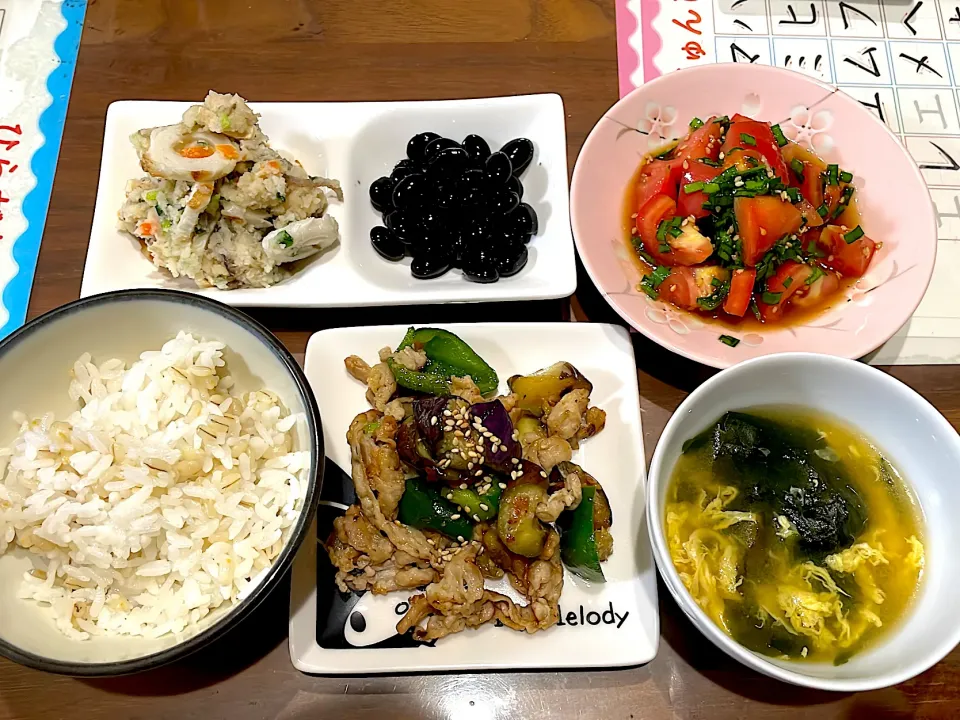 豚バラと茄子の味噌炒め　わかめと卵の味噌汁　トマトのニラ旨ダレ和え　黒豆の煮物　おから煮|おさむん17さん