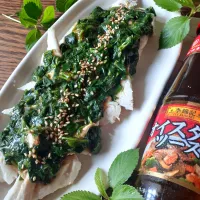 レンチン鶏胸肉にピリ辛オイスター味のモロヘイヤをかけたパワーチキンです|fumfumさん