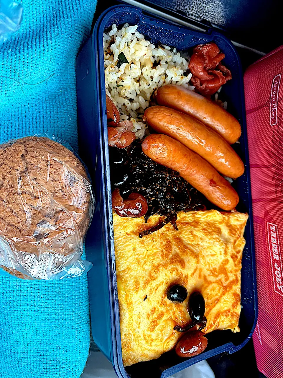 #昼飯　豆と子持ち昆布の天パー顔チーズオムレツと梅とウインナー3本と黒豆3個茶豆3個乗せ海苔おかか混ぜご飯チョコクッキー添え弁当|ms903さん