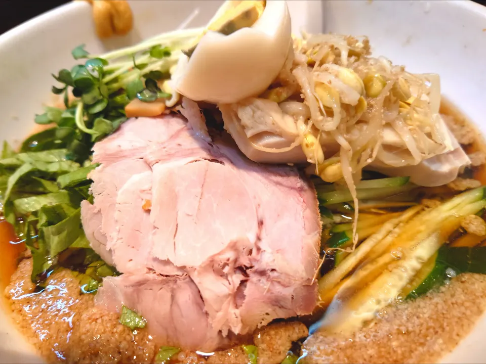 【1985年頃の創業らしい】 
ハトポッポ 
冷やしそば  (麺少なめ)
@赤羽岩淵2分 
(JR赤羽駅から徒歩7分)
25245
〈醤116塩38噌18タ8昆9出13F13
冷26混3つ1〉|大脇さん