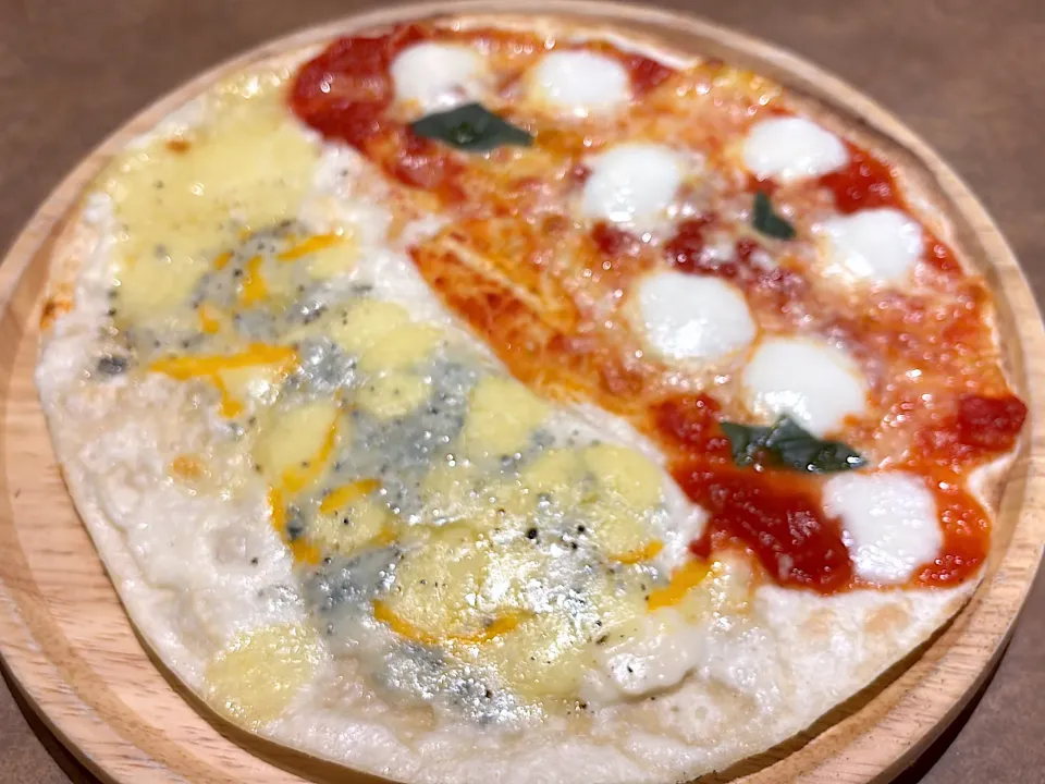 ジョリーパスタ　ピッツァハーフ&ハーフプレミアムマルゲリータ&クワトロフォルマッジ¥1309|ずおとんさん