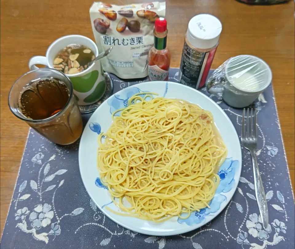 明太クリームパスタ、カットワカメ&フライドガーリック&フライドレッドオニオン&乾燥スライスにんにく入りたまねぎスープ、割れむき栗、烏龍茶、練乳かけ手作り牛乳プリン(昼飯)|enarinさん
