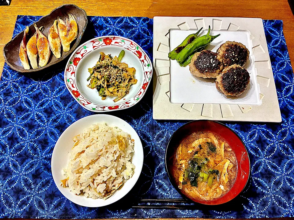 夕飯〜椎茸の肉詰め・エノキと小松菜のガーリック炒め・茗荷の味噌焼・生姜と油揚げの炊き込みご飯|おさむさん