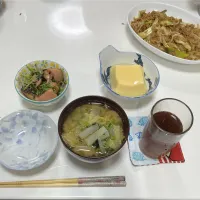 先日の当選品で晩御飯☆玉子豆腐☆大豆肉の肉みそキャベツ☆豆苗の炒め物☆みそ汁（大根・白菜・ほうれん草）|Saharaさん