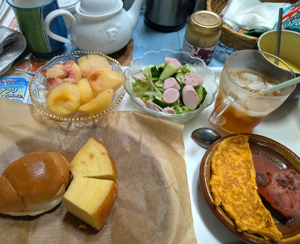 9/13（土）遅い朝食。バターロールとバウムクーヘン。オムレツとベーコン。コーンポタージュ。アイスティ。サラダと果物。|へいちゃんさん