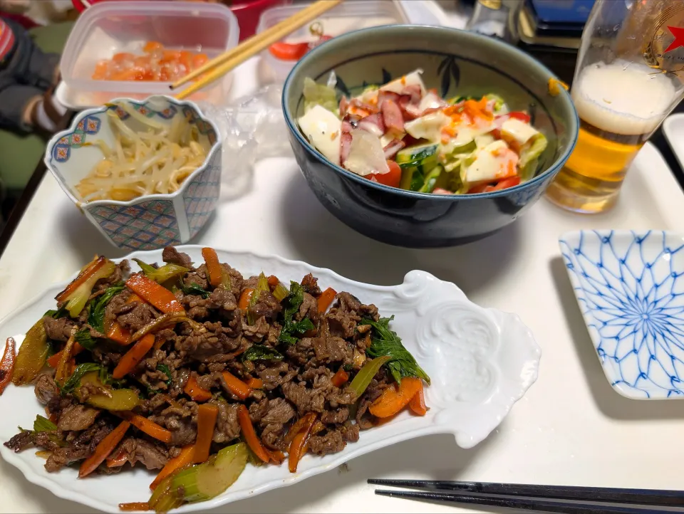 9/15（月）夕食。牛肉とセロリにんじんのオイスターソース炒め。サラダ。もやしとあぶらげの煮浸し。|へいちゃんさん