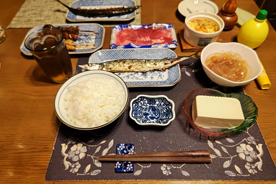 ご飯、絹豆腐の冷奴、バターコーン、六条麦茶、秋刀魚の塩焼き、めばちまぐろの切り落とし、串物(鶏レバー、鶏モモ肉、鶏モモ肉+にんにく、鶏つくね)、心太(夕飯)|enarinさん