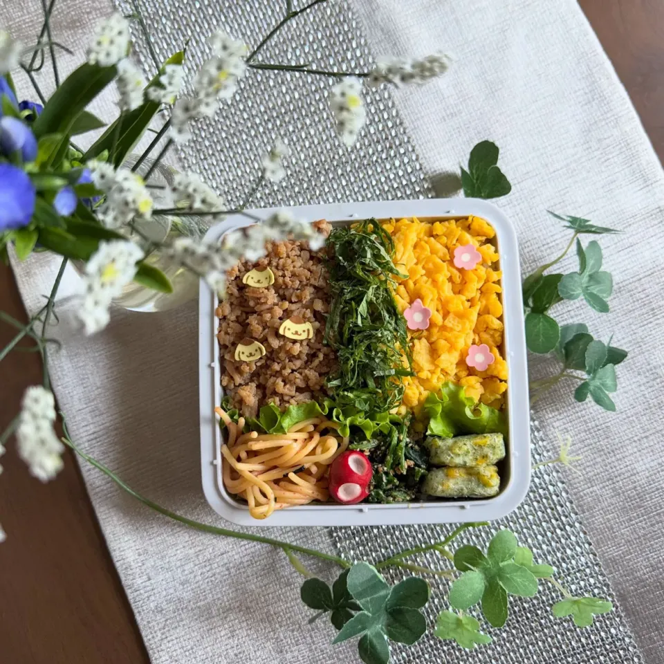 9/16❤︎主人の三色そぼろ弁当

＊ 鶏そぼろ
＊ たまごそぼろ
＊ 紫蘇
＊ とうもろこしの磯辺揚げ
＊ たらこパスタパスタ
＊ ほうれん草の生姜胡麻和え|Makinsさん