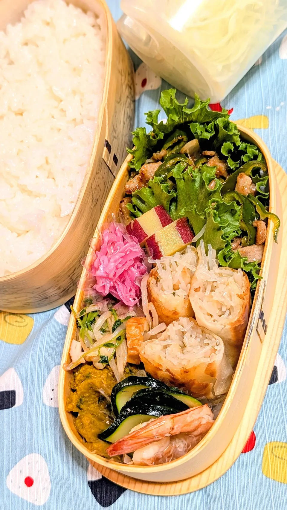 本日のお弁当〜豚ロースの青椒肉絲と春巻弁当|f.1125beさん