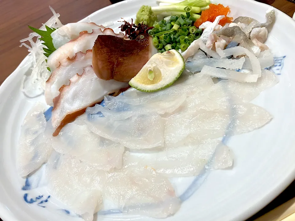 今が旬 関門地🐙と、とらふく厚切りの刺身盛り合わせ コラーゲンたっぷりのとらふくの皮の湯引きも ふく用ネギの安岡ネギともみじおろしと自家製橙ポン酢で|🐈⸒⸒⸒⸒つるのダンス🐈🐾さん