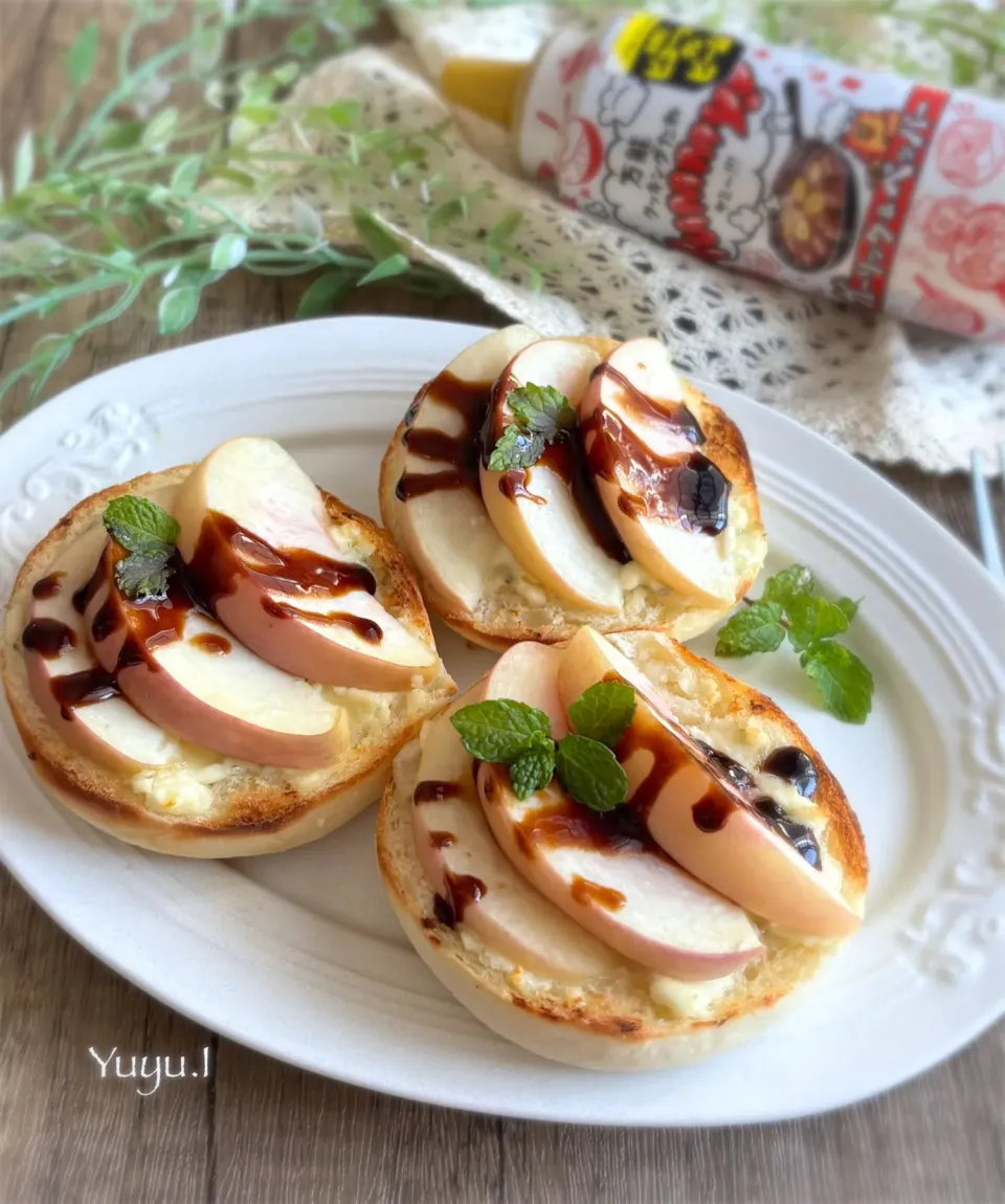 桃とブルーチーズの白パンピザ　バルサミコがけ|ゆーこどんさん