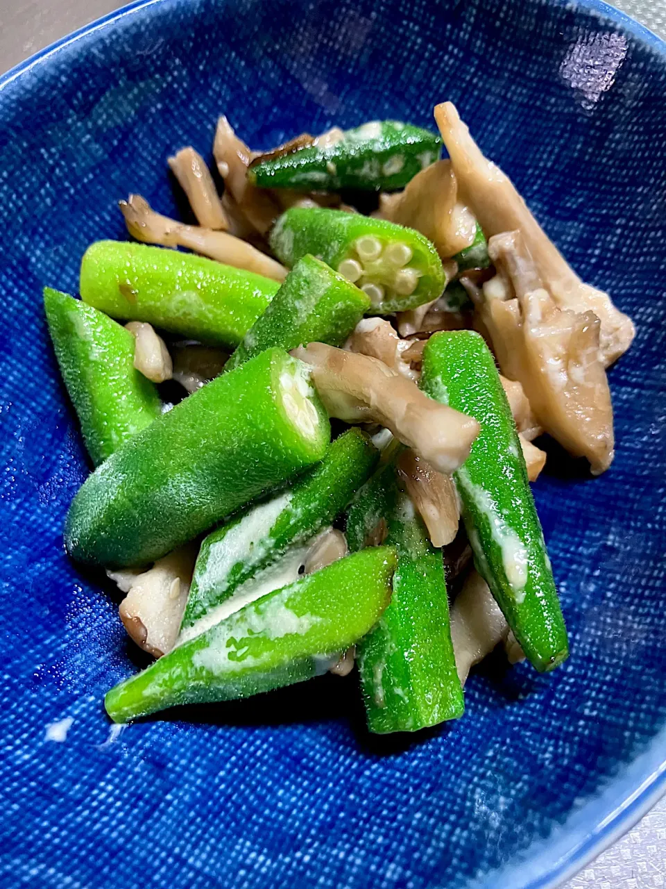 オクラと舞茸のオイスターマヨ炒め|🐶たぬとんキッチンさん