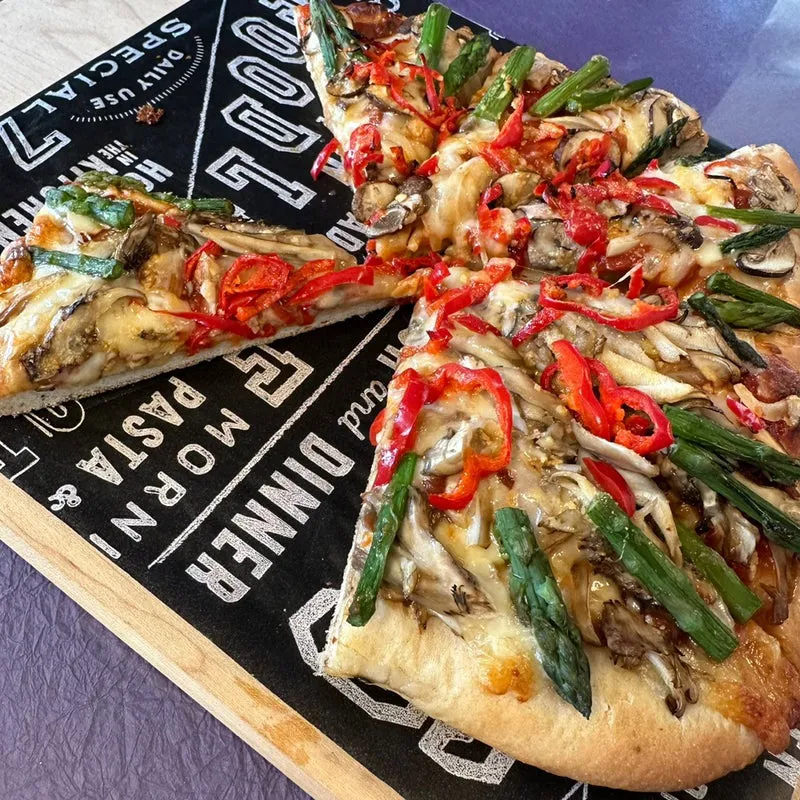 アスパラと舞茸のピザ|らぴすらずり(らぴ)さん