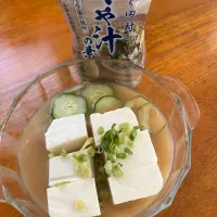 冷やし味噌汁　マルコメさんの冷やし汁で簡単に冷たい味噌汁が出来るんです♪具材は冷蔵庫にある食材で豆腐、きゅうり、ネギを散らして簡単に出来ました(๑˃̵ᴗ˂̵)さばの香りがしてとっても美味しかったです♪|かよぴさん