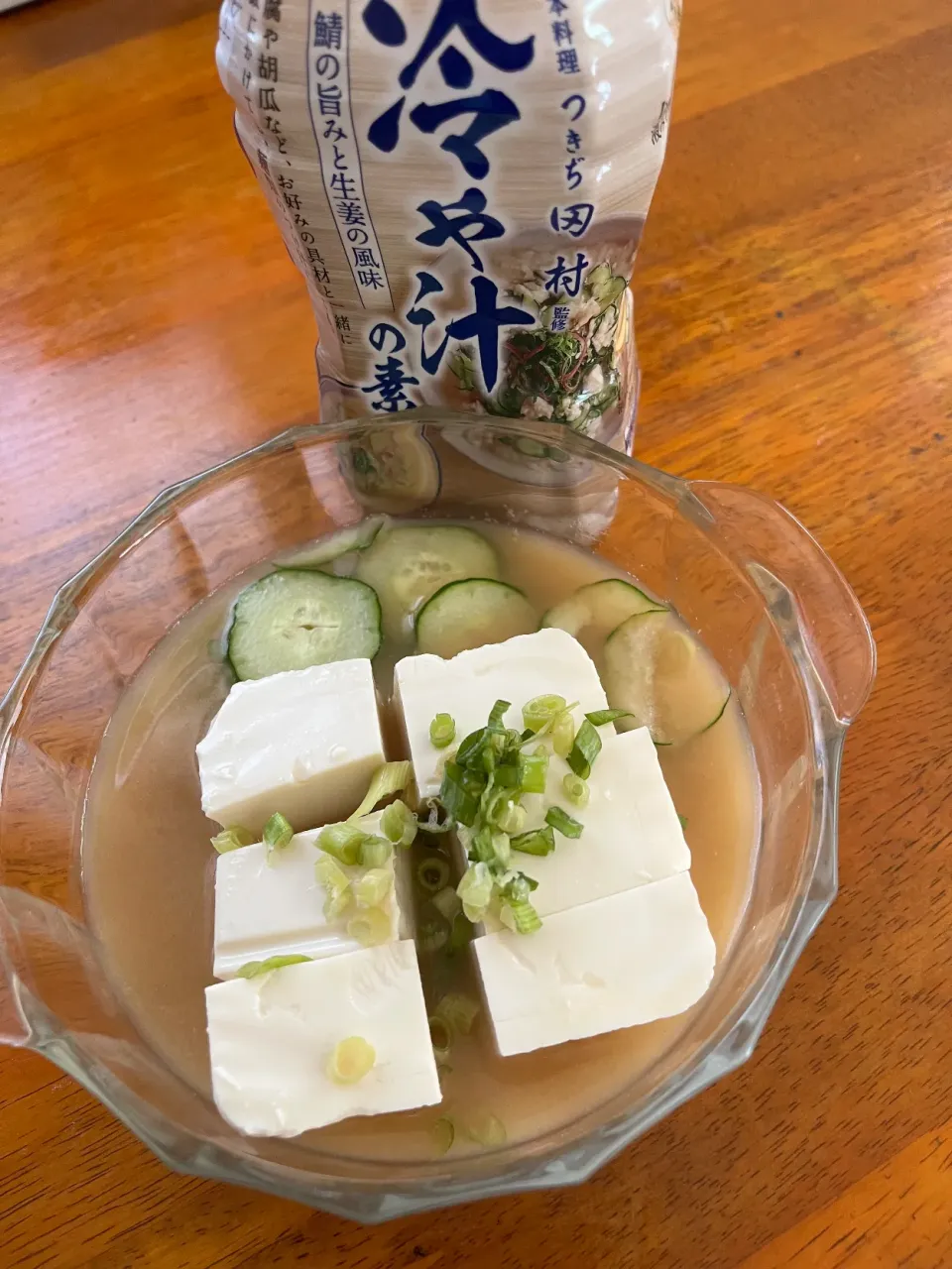 冷やし味噌汁　マルコメさんの冷やし汁で簡単に冷たい味噌汁が出来るんです♪具材は冷蔵庫にある食材で豆腐、きゅうり、ネギを散らして簡単に出来ました(๑˃̵ᴗ˂̵)さばの香りがしてとっても美味しかったです♪|かよぴさん