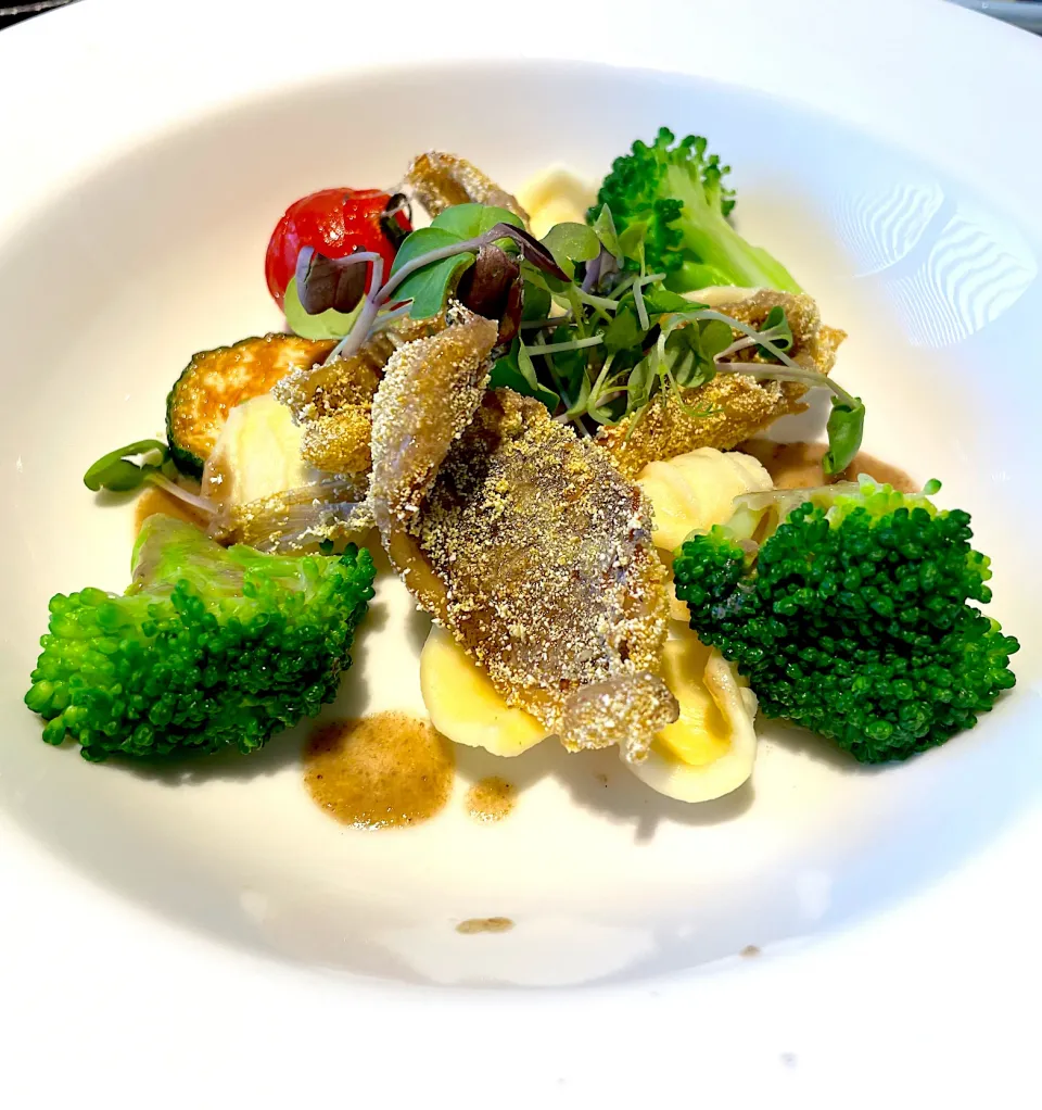 三陸イシモチのポレンタあげ　オレキエッテ、ブロッコリーとアンチョビサルサ|ま〜てぃんさん