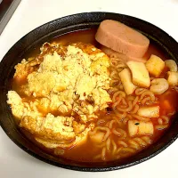 辛ラーメン（海鮮・魚肉ソーセージ・豆腐入り卵焼きトッピング）|rossiさん