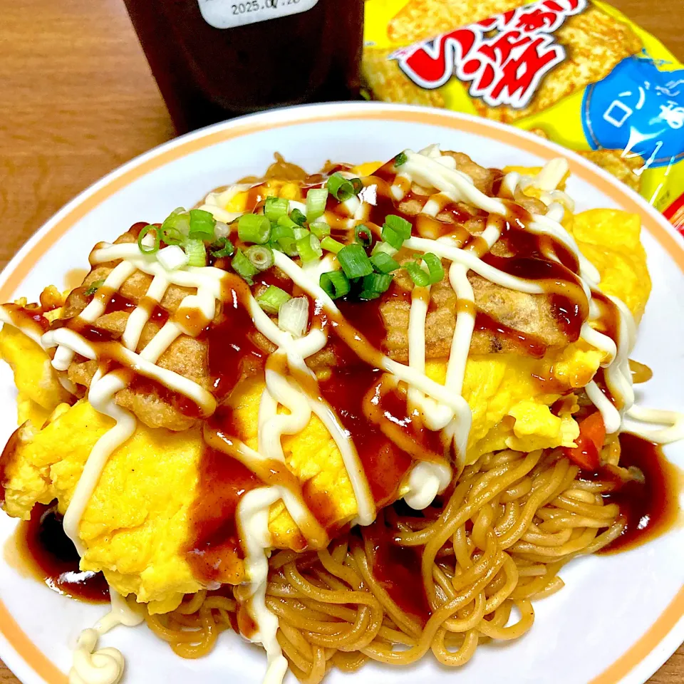 焼きそばオムレツ🍀イカの姿フライ＋カープソース❤️|まいりさん