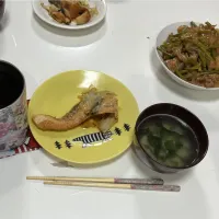 晩御飯☆カルビ炒め☆鮭のみそマヨ漬けで，ちゃんちゃん焼き☆ひぃふぅみそ汁|Saharaさん