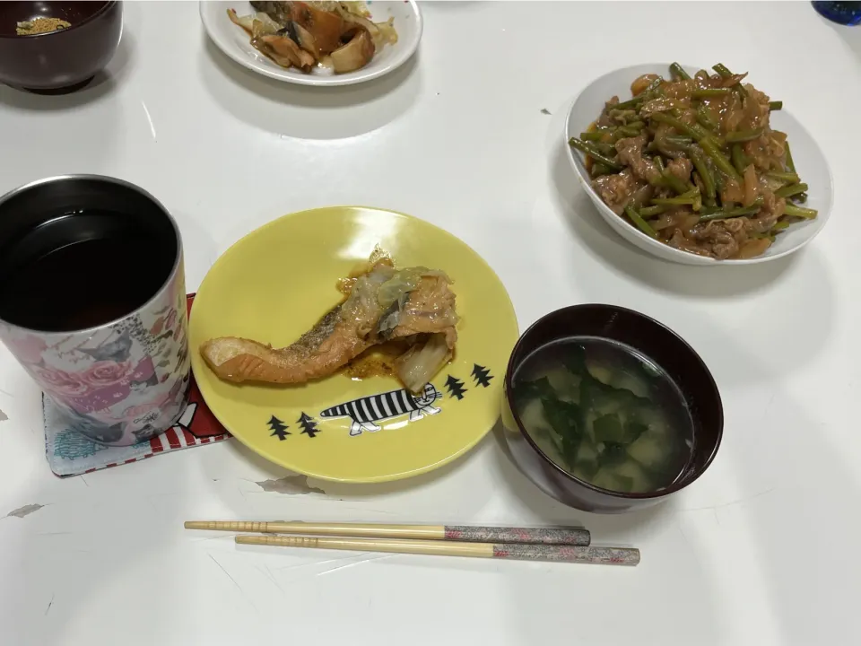 晩御飯☆カルビ炒め☆鮭のみそマヨ漬けで，ちゃんちゃん焼き☆ひぃふぅみそ汁|Saharaさん