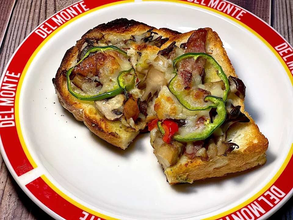 3種のキノコのピザトースト|レオンさん