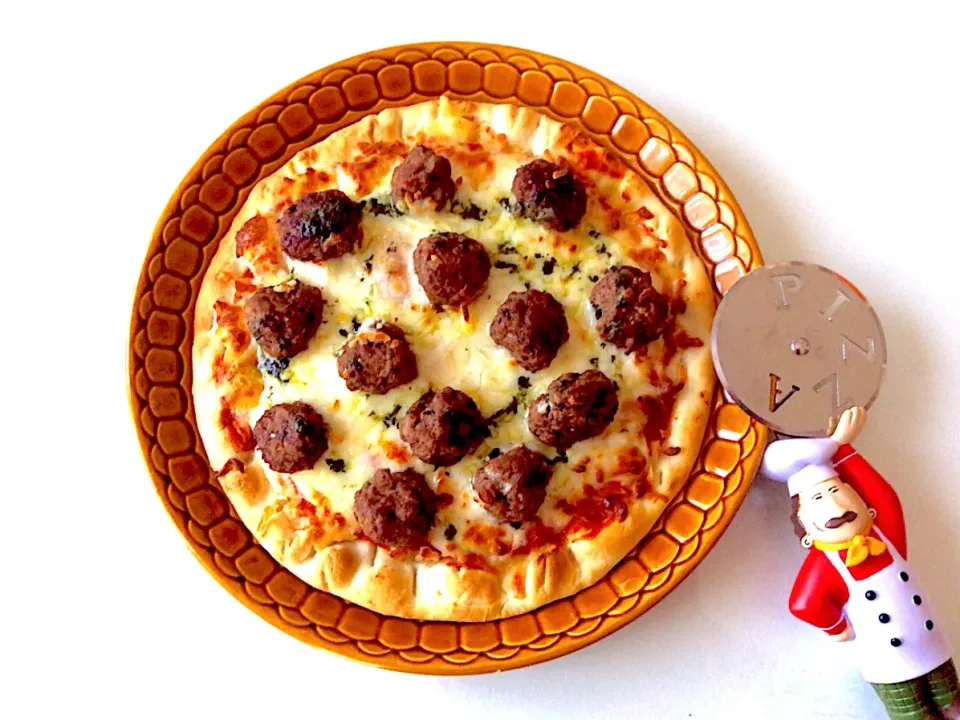 市販のピザシートで簡単！『ミートボールピザ』|ココキッチンさん