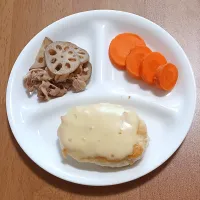 レンコンと豚バラ肉のきんぴら、にんじん、チーズチキンハンバーグ|ナナさん
