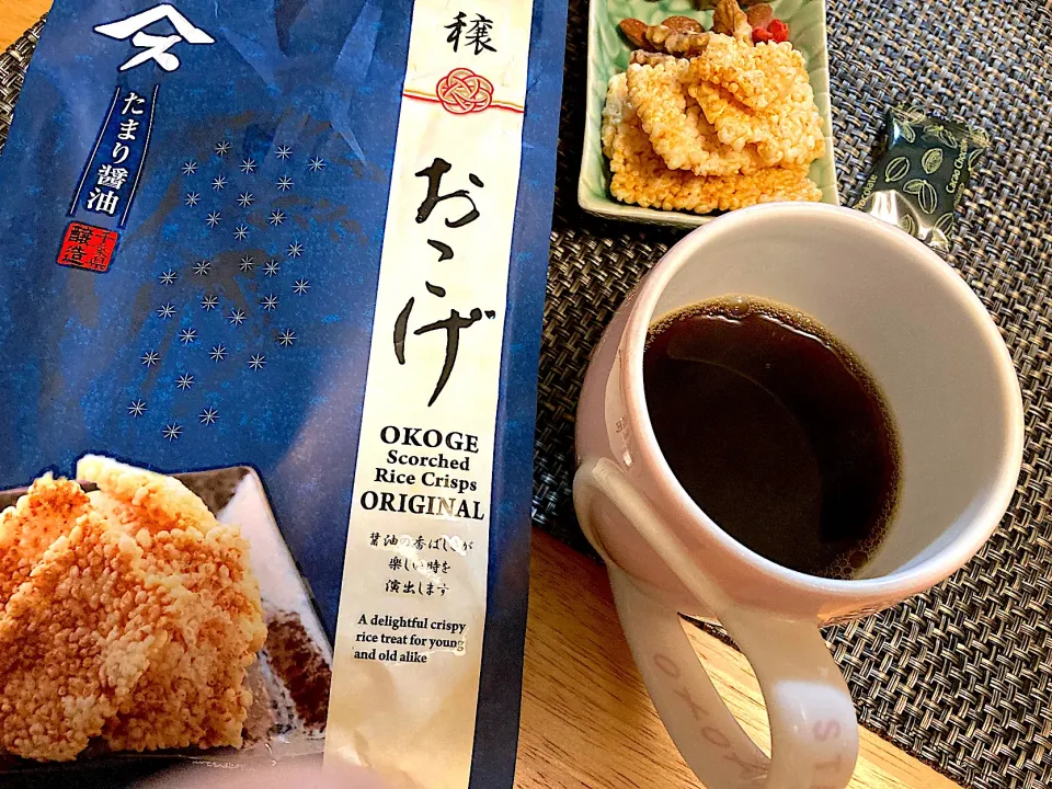 両親が東京の妹の所へ遊びに行っていたのでお土産におこげ、なるお菓子を貰ったよ|さくたえさん