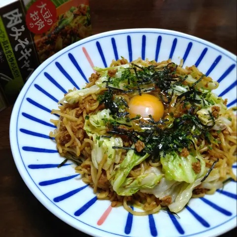 「ダイズラボ 大豆のお肉 肉みそキャベツ」を使ってみたSnapdishの料理・レシピ写真:月見肉みそキャベツ焼きそば😋🥬🎑