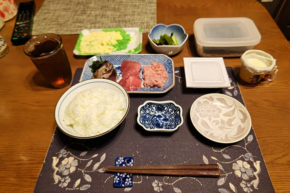 鉄火巻き、鰹のたたき、鮪の切り落とし、納豆、ポテトサラダ、野沢菜漬け、烏龍茶、練乳入り手作り牛乳プリン(夕飯)|enarinさん