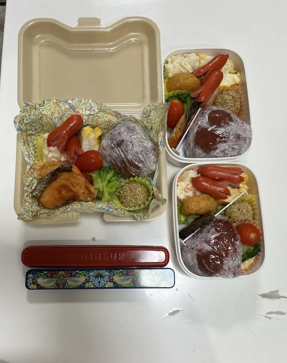 パパ弁と母弁と小６娘弁当。今日は娘ちゃん修学旅行。☆胡麻団子☆プチトマト☆ブロッコリー☆卵焼き☆鮭☆唐揚げ☆ウインナー☆ポテトサラダ☆ゆかりおにぎりに梅|Saharaさん