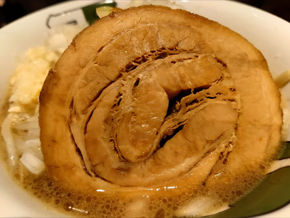 【2020年開業】 
中華蕎麦とみ田直営 
ラーメン雷 東京本丸店 
ポン酢ミニ (麺茹で前150g、叉焼は バラor腕肉から選択→バラ、1,100円) 
＋ニンニク (無料)
@東京駅改札内
25249
〈醤118塩38噌18タ8昆9出13F13
冷26混3つ1焼1ポ1〉|大脇さん