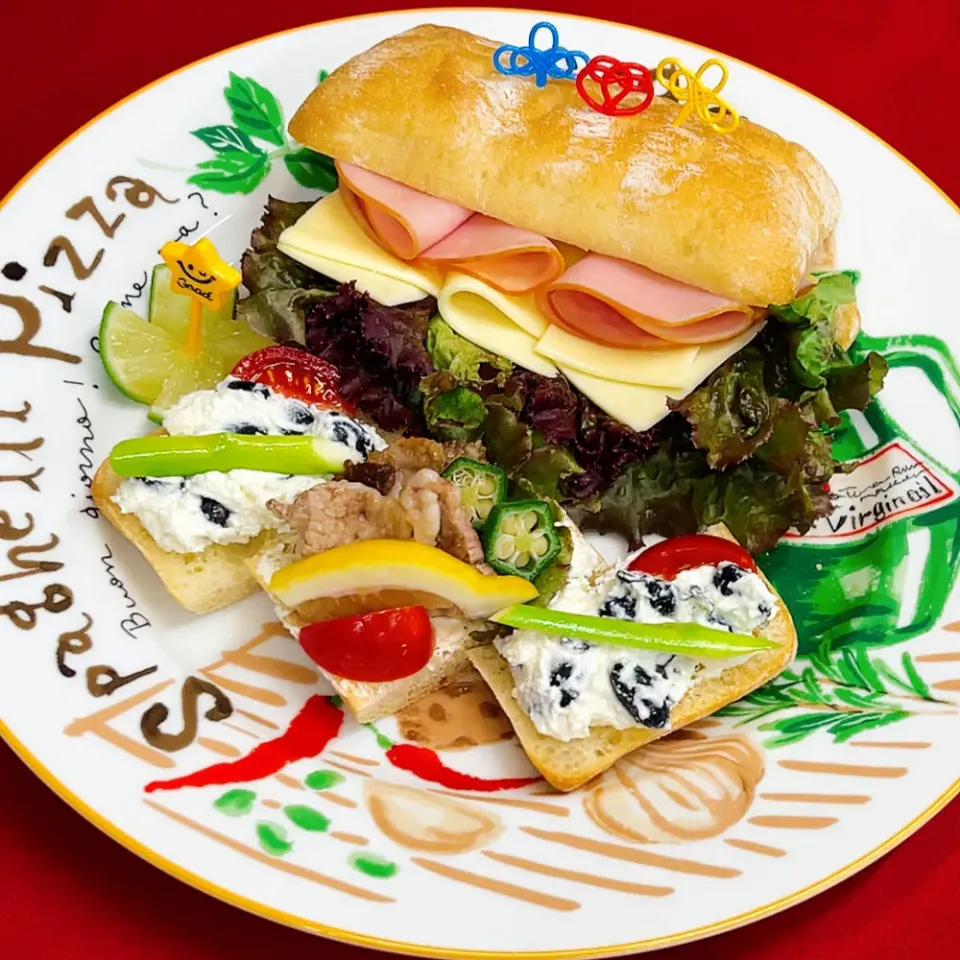 ハムとチーズのチャバタサンドとオードブル|まめもにおさん