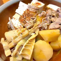 豚こま肉・ジャガイモ・本茸・焼き豆腐の煮物| じゅんさんさん