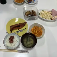 晩御飯☆手羽先（昨日の残り）☆ハムとマカロニサラダ（マカロニは昨日の残り）☆にしんのみりん干し☆ひぃふぅみそ汁☆パパは焼きそば追加|Saharaさん